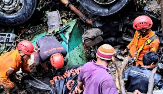 Basarnas Medan Evakuasi Jenazah Sopir Truk dari Jurang - GenPI.co SUMUT