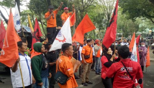 Partai Buruh Sumut Demo Tolak Perpu UU Cipta Karya - GenPI.co SUMUT