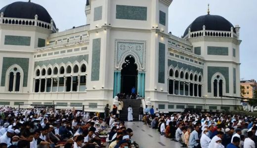 10 Ribu Jemaah Salat Id di Masjid Raya Medan, Polri dan Satpol PP Berjaga - GenPI.co SUMUT