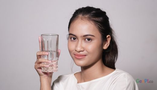 Ini Alasan Minum Terlalu Banyak Air Putih Bahaya untuk Kesehatan - GenPI.co SUMUT