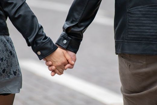 Bergandengan Tangan Sama Pasangan, Manfaatnya Bikin Takjub! - GenPI.co