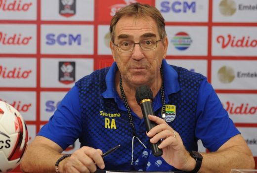 Persib vs Persebaya Imbang, Robert Rene Alberts Soroti Wasit - GenPI.co