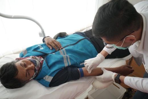 Petugas Kebersihan di Bandung Dapat Infus Immune Booster Gratis - GenPI.co