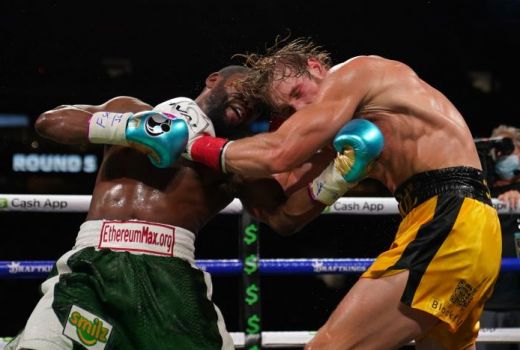 Adu Bogem Mentah, Logan Paul Buat Mayweather Angkat Jempol - GenPI.co