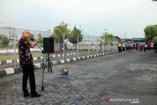 Jenguk Pasien Covid-19 di Asrama Donohudan, Ganjar Protes Makanan - GenPI.co