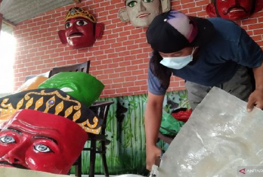 Ondel-ondel Raksasa Mejeng di Taman Ismail Marzuki - GenPI.co