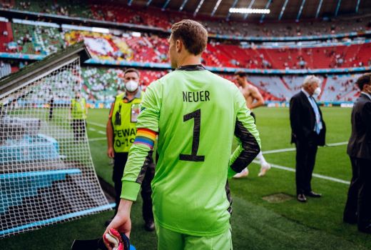 Manuel Neuer Dukung LGBT, UEFA Beri Sikap Tegas - GenPI.co