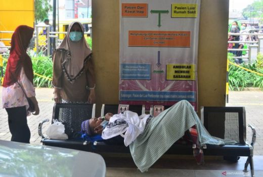 Ruang Isolasi Penuh, Belasan Pasien Covid Harus Antre di IGD - GenPI.co