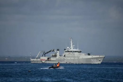 Petaka KMP Yunicee, 2 KRI TNI AL Bantu Evakuasi Korban - GenPI.co