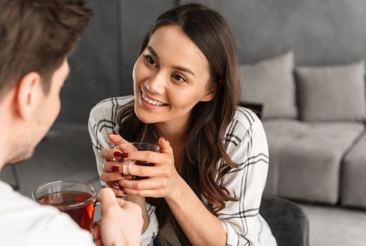 3 Hal yang Dilakukan Wanita saat Jatuh Cinta, Menggemaskan! - GenPI.co
