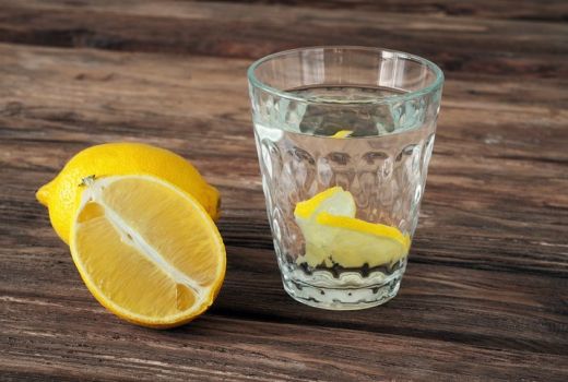 3 Manfaat Rutin Minum Air Lemon, Pria dan Wanita Pasti Suka - GenPI.co