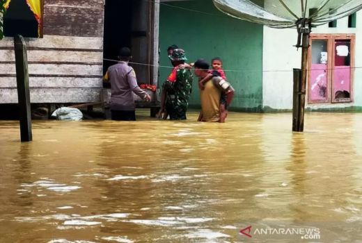 Banjir Bandang di Sumatera Utara, Warga Naik ke Atap Rumah - GenPI.co