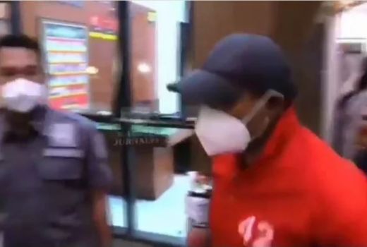 Pakai Baju Tahanan Merah, Nia Ramadhani dan Ardi Digiring ke... - GenPI.co