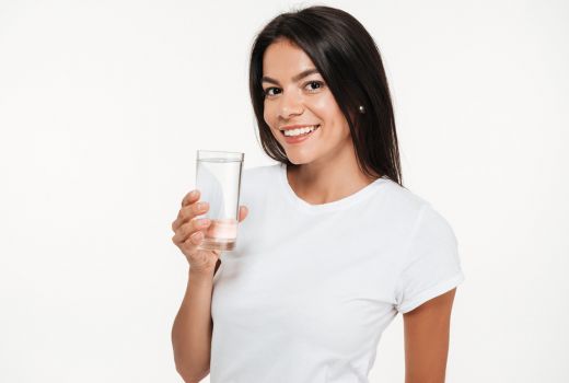Rutin Minum Air Putih Sebelum Tidur, Khasiatnya Dahsyat Loh! - GenPI.co