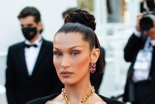Jadi Sorotan, Bella Hadid Pakai Kalung Paru Paru Emas di Cannes - GenPI.co