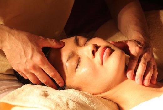 4 Terapi Pijat Tradisional Bantu Badan Rileks Usai Mudik - GenPI.co
