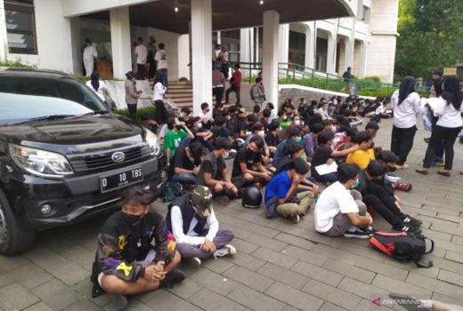 Unjuk Rasa Penolakan PPKM di Bandung, 150 Orang Diamankan - GenPI.co