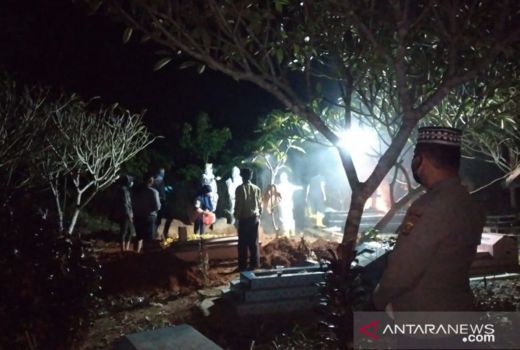 Antisipasi Penolakan, Polisi Amankan Pemakaman Jenazah Covid-19 - GenPI.co
