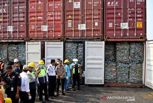 Keren, Remaja Ini Ubah Limbah Plastik Jadi BBM - GenPI.co