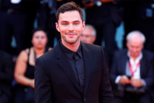 Bintangi Film Renfield, Nicholas Hoult Bakal Jadi Drakula - GenPI.co