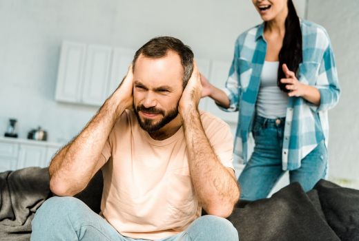 Pasangan Kerap Meneriakimu? Bungkam Mulutnya dengan... - GenPI.co