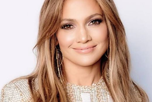 Kece! Yuk, Intip Gaya Tas Terbaru Jennifer Lopez - GenPI.co