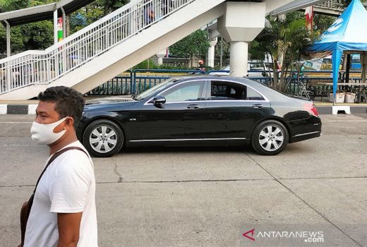 Haris Azhar Sindir Aksi Jokowi Bagikan Bansos, Telak - GenPI.co