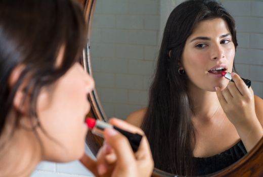 Tips Agar Bibir Tetap Lembap dan Seksi, Mudah Banget - GenPI.co