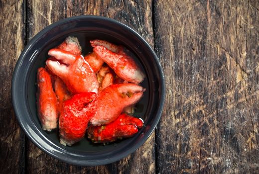 Seorang Pria Makan Kepiting Hidup, Ternyata untuk Balas Dendam - GenPI.co