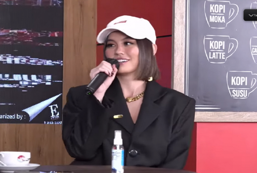 Agnez Mo Kenalkan Nasi Padang Lewat Wawancara Grammy, Wow! - GenPI.co