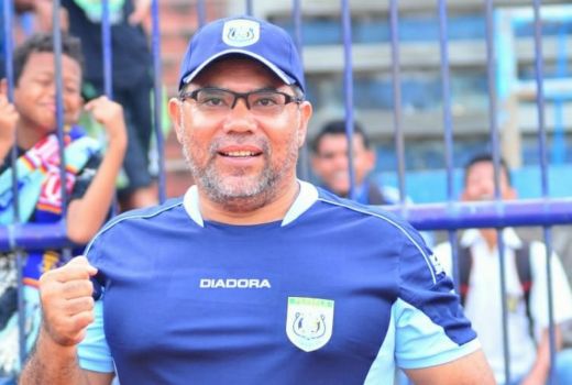 Persela vs Persipura, Iwan Setiawan Menunggu Kejutan Jacksen - GenPI.co