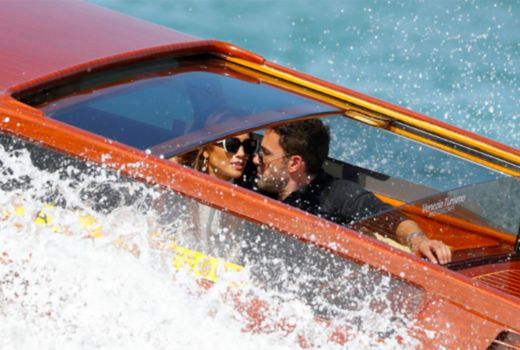 Tiba di Venesia, Ben Affleck & Jennifer Lopez Tampil Mesra - GenPI.co