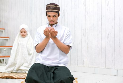 Konsisten Ibadah, 5 Zodiak ini Sering Ketiban Uang Kaget - GenPI.co