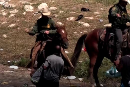 Ngeri! Migran Haiti Dihalau Petugas Berkuda, Cambuk di Udara - GenPI.co