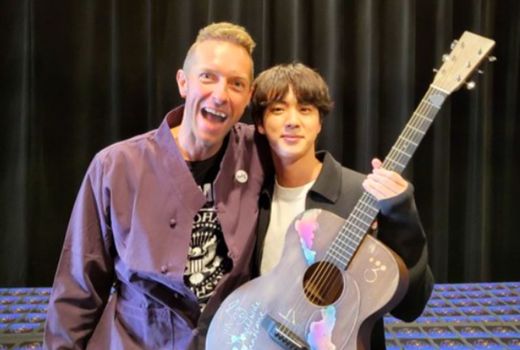 Wow, Jin BTS Dikasih Gitar oleh Vokalis Coldplay! - GenPI.co