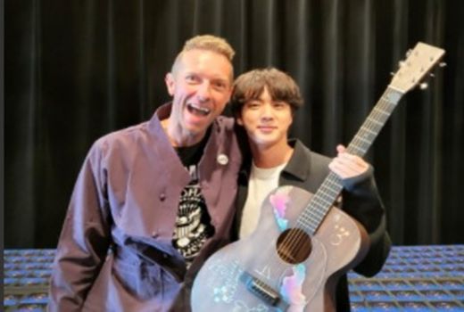Keren! Chris Martin Kasih Gitar Buat Jin BTS, Ada Tulisan Ini, Lo - GenPI.co