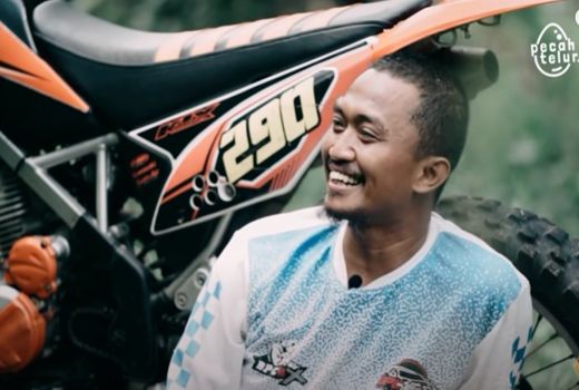 Keren! Wahyu Juragan Telur, Naik Motor Trail Pantau Bisnisnya - GenPI.co