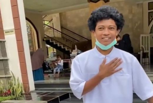 Terkuak Pria Penjaga Sandal Jemaah Masjid yang Viral, Anak Sultan - GenPI.co