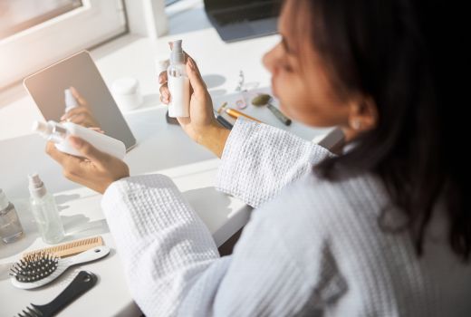 Ini Alasan Kamu Tak Boleh Lupa Bawa Skincare Saat Liburan - GenPI.co