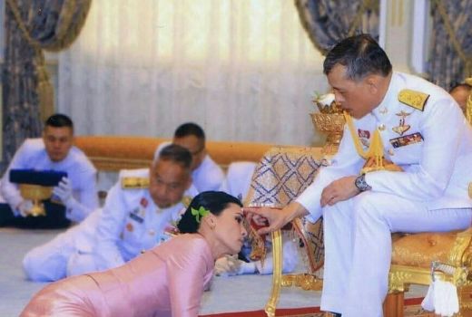 Kontroversi Raja Thailand, Selir Wow Hingga Nyaris Tanpa Busana - GenPI.co