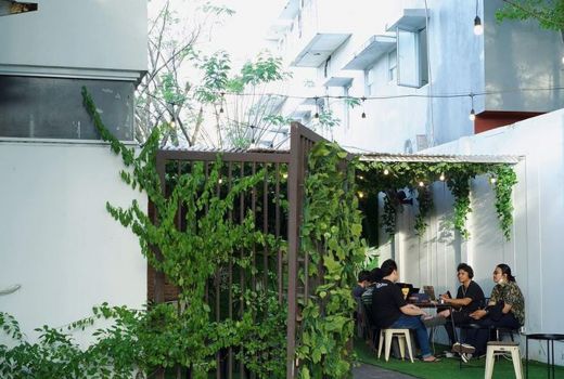 Kafe Sit And Sip Coffee, Konsep Minimalis, Suasananya Cozy - GenPI.co