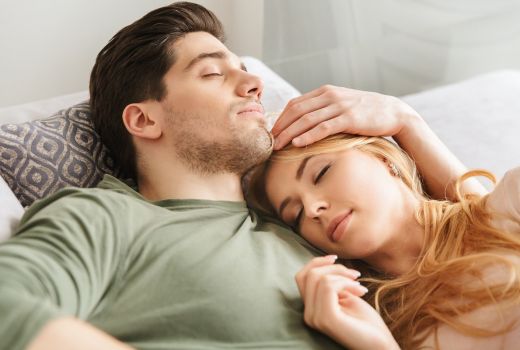 Posisi Tidur Ini Bisa Bikin Suami Istri Makin Bahagia - GenPI.co