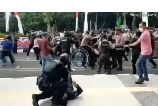 Kompolnas Buka Suara Terkait Polisi Banting Mahasiswa: Harus Fair - GenPI.co