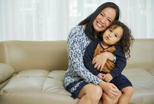 Orang Tua Sering Memeluk Anak, 4 Dampak bagi Tumbuh Kembangnya - GenPI.co