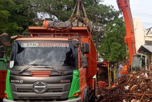 Lihat Nih, Sampah Kiriman di Pintu Air Manggarai Menumpuk - GenPI.co