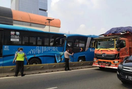 Transjakarta Tabrakan di Cawang, Ini Hukuman untuk Pelaku - GenPI.co