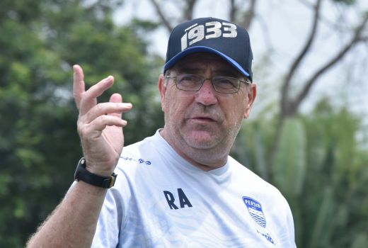 Big Match Persib vs Persija, Robert Rene Alberts Angkat Bicara - GenPI.co