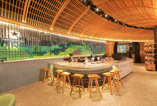 Menakjubkan, Tengok Kerennya Gerai Starbucks Reserve Serba Kayu - GenPI.co