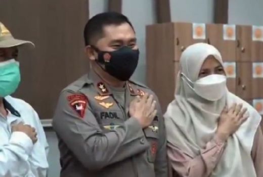 Kapolda Metro Jaya Tiba-tiba Ditodong - Pelakunya Ibu-ibu - GenPI.co