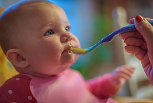 Dokter Tak Sarankan Madu untuk MPASI Bayi di Bawah Setahun - GenPI.co
